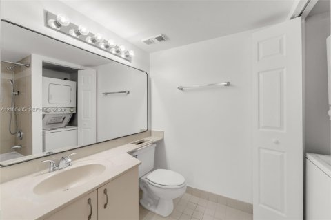 Condo in Doral, Florida, 2 bedrooms  № 2402687 - photo 23