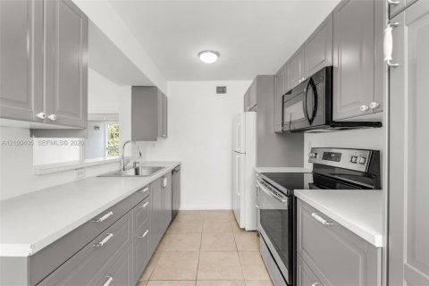 Condo in Doral, Florida, 2 bedrooms  № 2402687 - photo 9