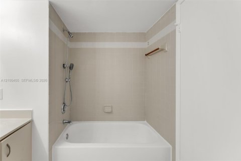 Condo in Doral, Florida, 2 bedrooms  № 2402687 - photo 18