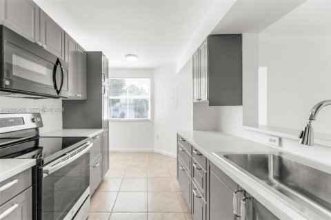 Condo in Doral, Florida, 2 bedrooms  № 2402687 - photo 10