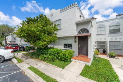 Condo in Doral, Florida, 2 bedrooms  № 2402687 - photo 2