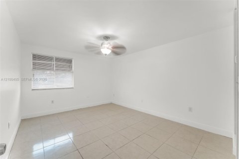 Condo in Doral, Florida, 2 bedrooms  № 2402687 - photo 13