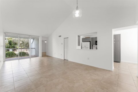 Condo in Doral, Florida, 2 bedrooms  № 2402687 - photo 7
