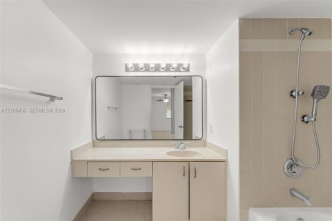 Condo in Doral, Florida, 2 bedrooms  № 2402687 - photo 17
