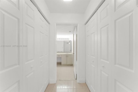 Condo in Doral, Florida, 2 bedrooms  № 2402687 - photo 16