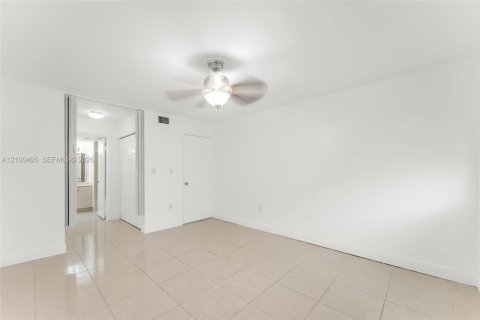 Condo in Doral, Florida, 2 bedrooms  № 2402687 - photo 15