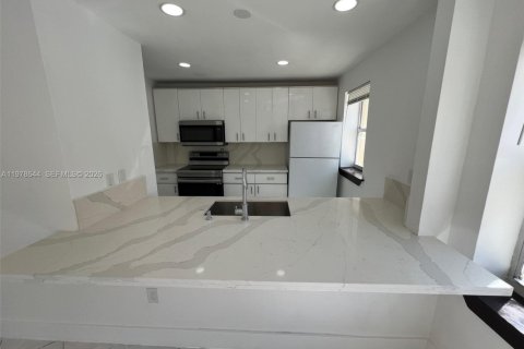 Condominio en venta en Miami Beach, Florida, 2 dormitorios, 66.89 m2 № 2044526 - foto 5