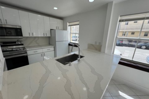 Condominio en venta en Miami Beach, Florida, 2 dormitorios, 66.89 m2 № 2044526 - foto 6