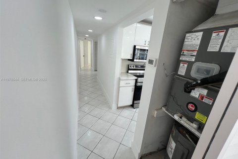 Condominio en venta en Miami Beach, Florida, 2 dormitorios, 66.89 m2 № 2044526 - foto 25