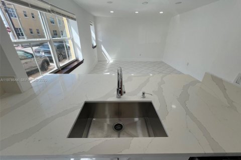 Condominio en venta en Miami Beach, Florida, 2 dormitorios, 66.89 m2 № 2044526 - foto 7