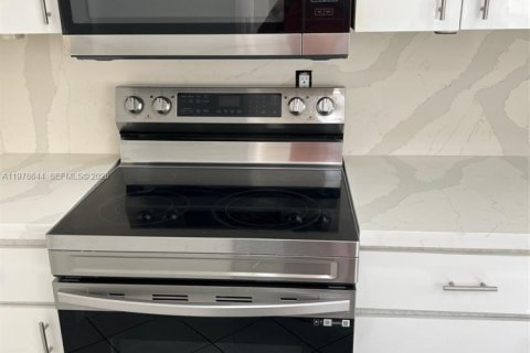 Condominio en venta en Miami Beach, Florida, 2 dormitorios, 66.89 m2 № 2044526 - foto 10