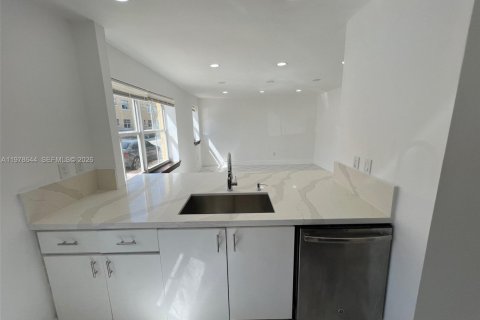 Condominio en venta en Miami Beach, Florida, 2 dormitorios, 66.89 m2 № 2044526 - foto 4