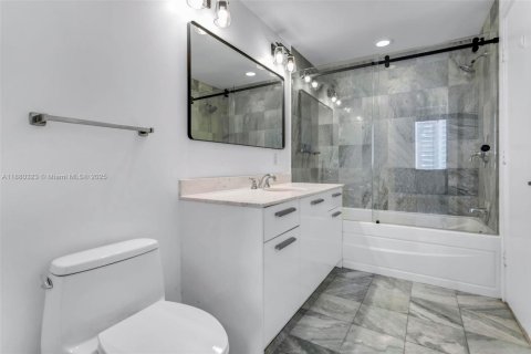 Condo in Miami, Florida, 1 bedroom  № 1929252 - photo 2