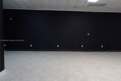Propiedad comercial en alquiler en Miami, Florida № 1183596 - foto 1