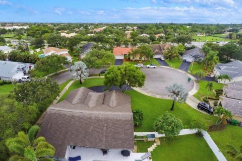 Villa ou maison à louer à Cooper City, Floride: 4 chambres, 189.89 m2 № 1987345 - photo 1