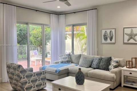 Casa en venta en Hollywood, Florida, 4 dormitorios, 131.92 m2 № 2183368 - foto 2