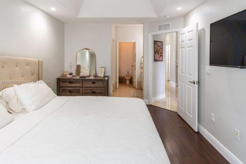 Condo in Miami, Florida, 4 bedrooms  № 1948073 - photo 21