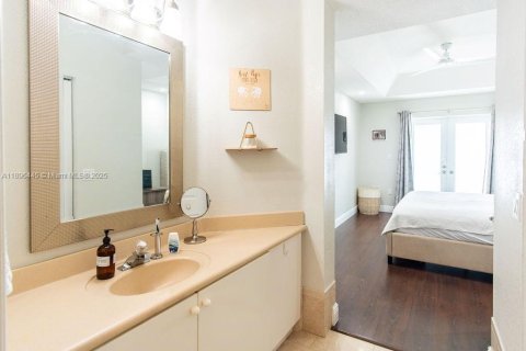 Condo in Miami, Florida, 4 bedrooms  № 1948073 - photo 24