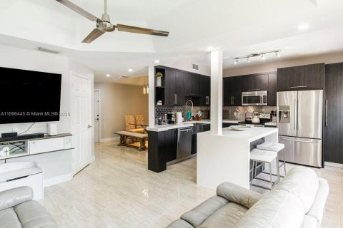 Condo in Miami, Florida, 4 bedrooms  № 1948073 - photo 4