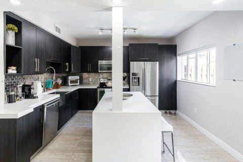 Condo in Miami, Florida, 4 bedrooms  № 1948073 - photo 7