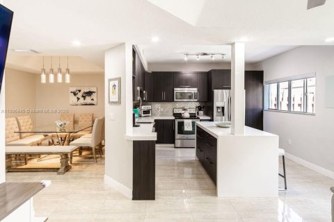 Condo in Miami, Florida, 4 bedrooms  № 1948073 - photo 2