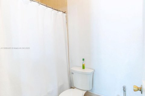 Condo in Miami, Florida, 4 bedrooms  № 1948073 - photo 23
