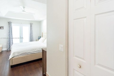 Condo in Miami, Florida, 4 bedrooms  № 1948073 - photo 25