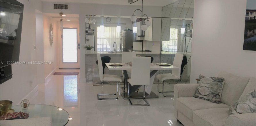Condominio en Coconut Creek, Florida, 2 dormitorios  № 2012449