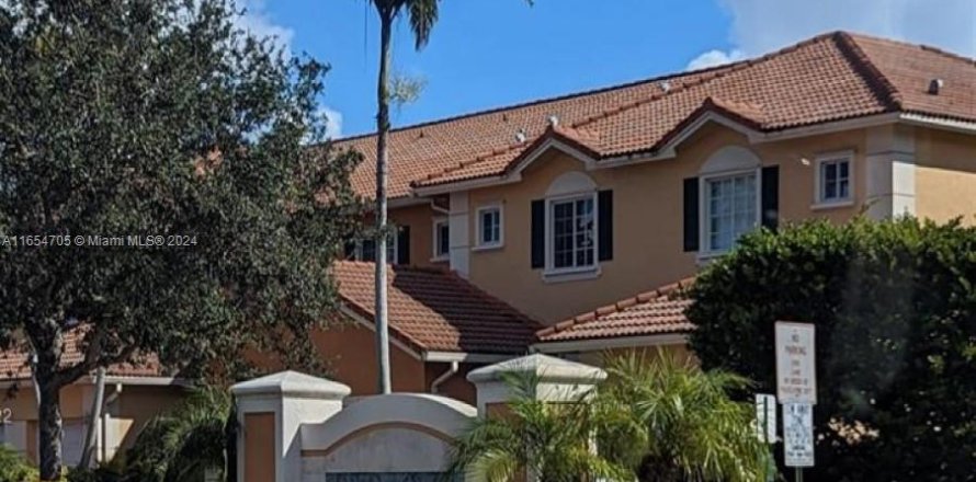 Townhouse in Tamarac, Florida 3 bedrooms, 130.43 sq.m. № 1864069