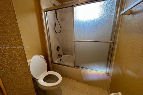 Townhouse in Tamarac, Florida 3 bedrooms, 130.43 sq.m. № 1864069 - photo 13