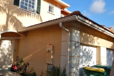 Townhouse in Tamarac, Florida 3 bedrooms, 130.43 sq.m. № 1864069 - photo 4