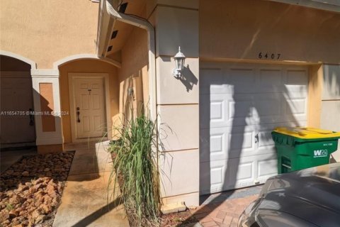 Townhouse in Tamarac, Florida 3 bedrooms, 130.43 sq.m. № 1864069 - photo 3