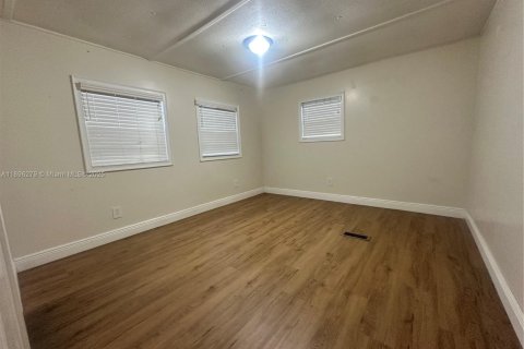 Снять в аренду квартиру в Уэст-Палм-Бич, Флорида 4 спальни, 124.86м2, № 1948608 - фото 3