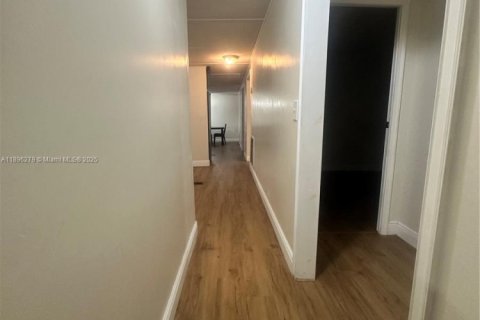 Снять в аренду квартиру в Уэст-Палм-Бич, Флорида 4 спальни, 124.86м2, № 1948608 - фото 17