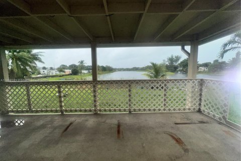 Снять в аренду квартиру в Уэст-Палм-Бич, Флорида 4 спальни, 124.86м2, № 1948608 - фото 2