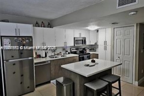 Casa en venta en Miami, Florida, 2 dormitorios, 88.44 m2 № 1686172 - foto 2