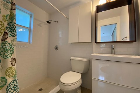 Villa ou maison à louer à Miami Springs, Floride: 2 chambres, 115.94 m2 № 1966369 - photo 24