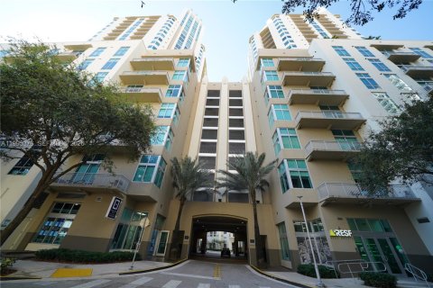Condo in Miami, Florida, 1 bedroom № 2255964 - photo 2