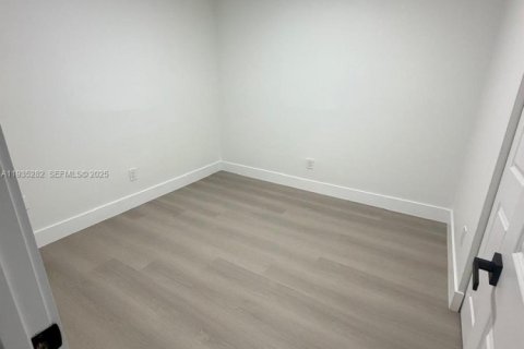 House in Miami Gardens, Florida 5 bedrooms, 239.69 sq.m. № 1993438 - photo 26