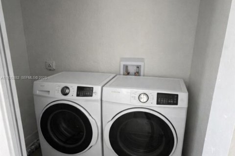 House in Miami Gardens, Florida 5 bedrooms, 239.69 sq.m. № 1993438 - photo 12