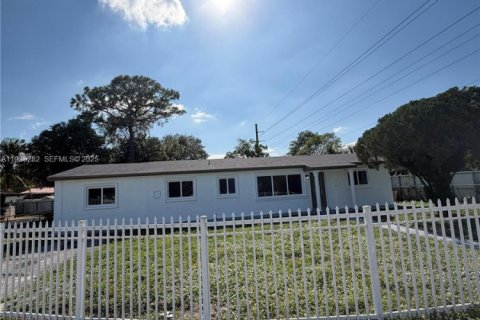 House in Miami Gardens, Florida 5 bedrooms, 239.69 sq.m. № 1993438 - photo 29