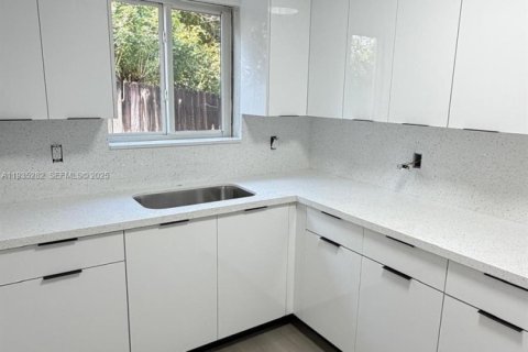 House in Miami Gardens, Florida 5 bedrooms, 239.69 sq.m. № 1993438 - photo 9