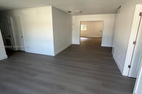 House in Miami Gardens, Florida 5 bedrooms, 239.69 sq.m. № 1993438 - photo 3