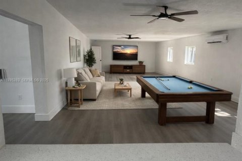 House in Miami Gardens, Florida 5 bedrooms, 239.69 sq.m. № 1993438