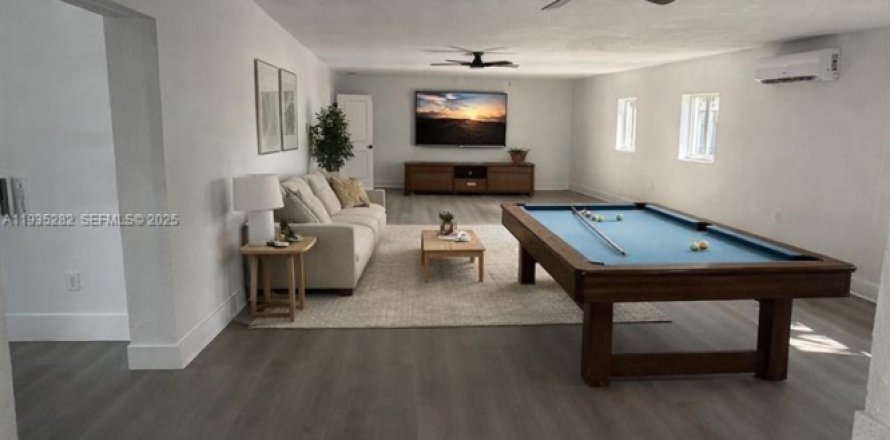 House in Miami Gardens, Florida 5 bedrooms, 239.69 sq.m. № 1993438