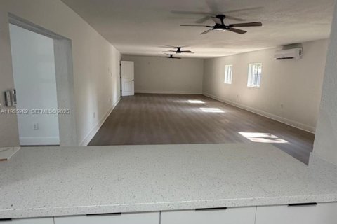 House in Miami Gardens, Florida 5 bedrooms, 239.69 sq.m. № 1993438 - photo 14