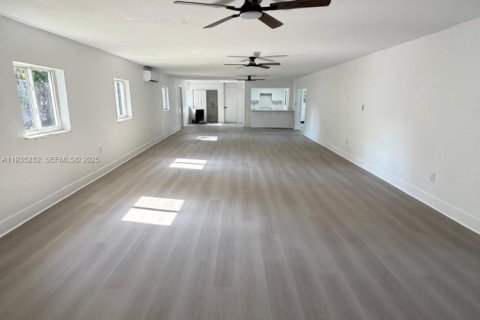 House in Miami Gardens, Florida 5 bedrooms, 239.69 sq.m. № 1993438 - photo 19