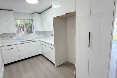 House in Miami Gardens, Florida 5 bedrooms, 239.69 sq.m. № 1993438 - photo 8