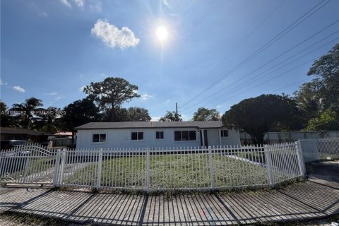 House in Miami Gardens, Florida 5 bedrooms, 239.69 sq.m. № 1993438 - photo 2