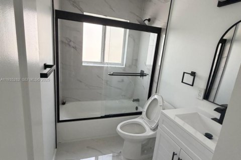 House in Miami Gardens, Florida 5 bedrooms, 239.69 sq.m. № 1993438 - photo 24